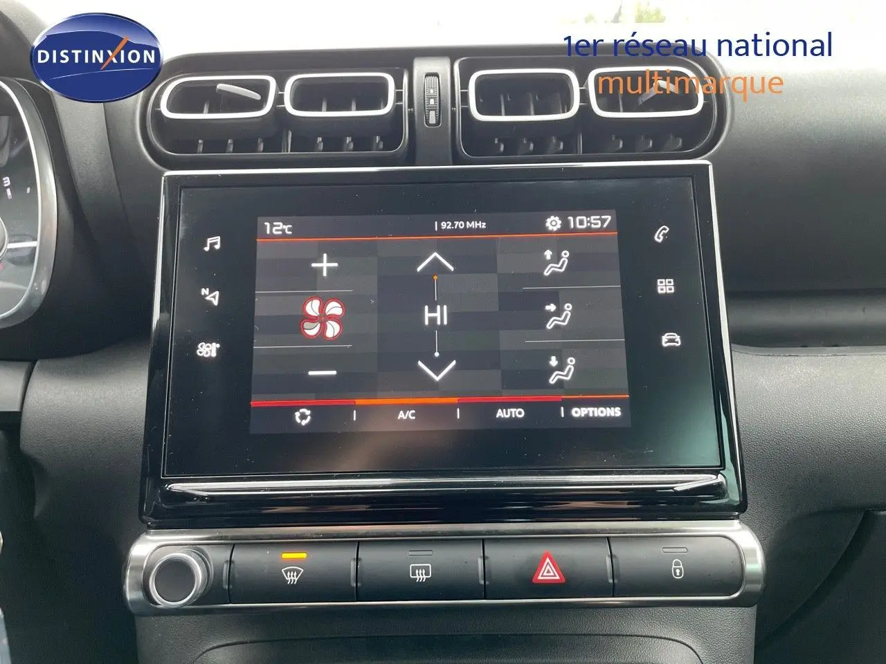 Écran tactile central de la Citroën C3 Aircross 2023 affichant les réglages de climatisation, entouré d'aérateurs noirs.