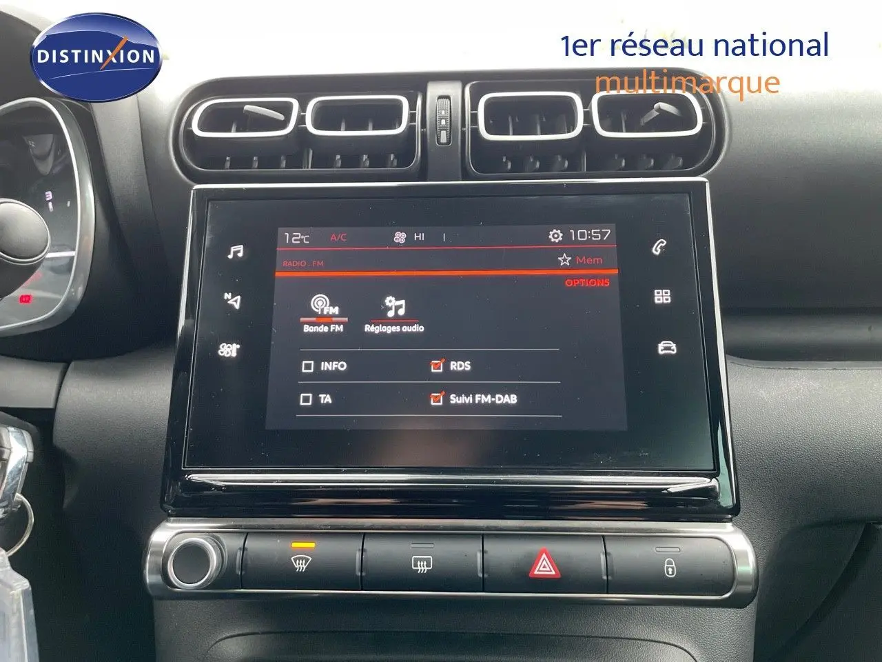 Écran tactile central et commandes de climatisation du tableau de bord du Citroën C3 Aircross noir perle 2023.