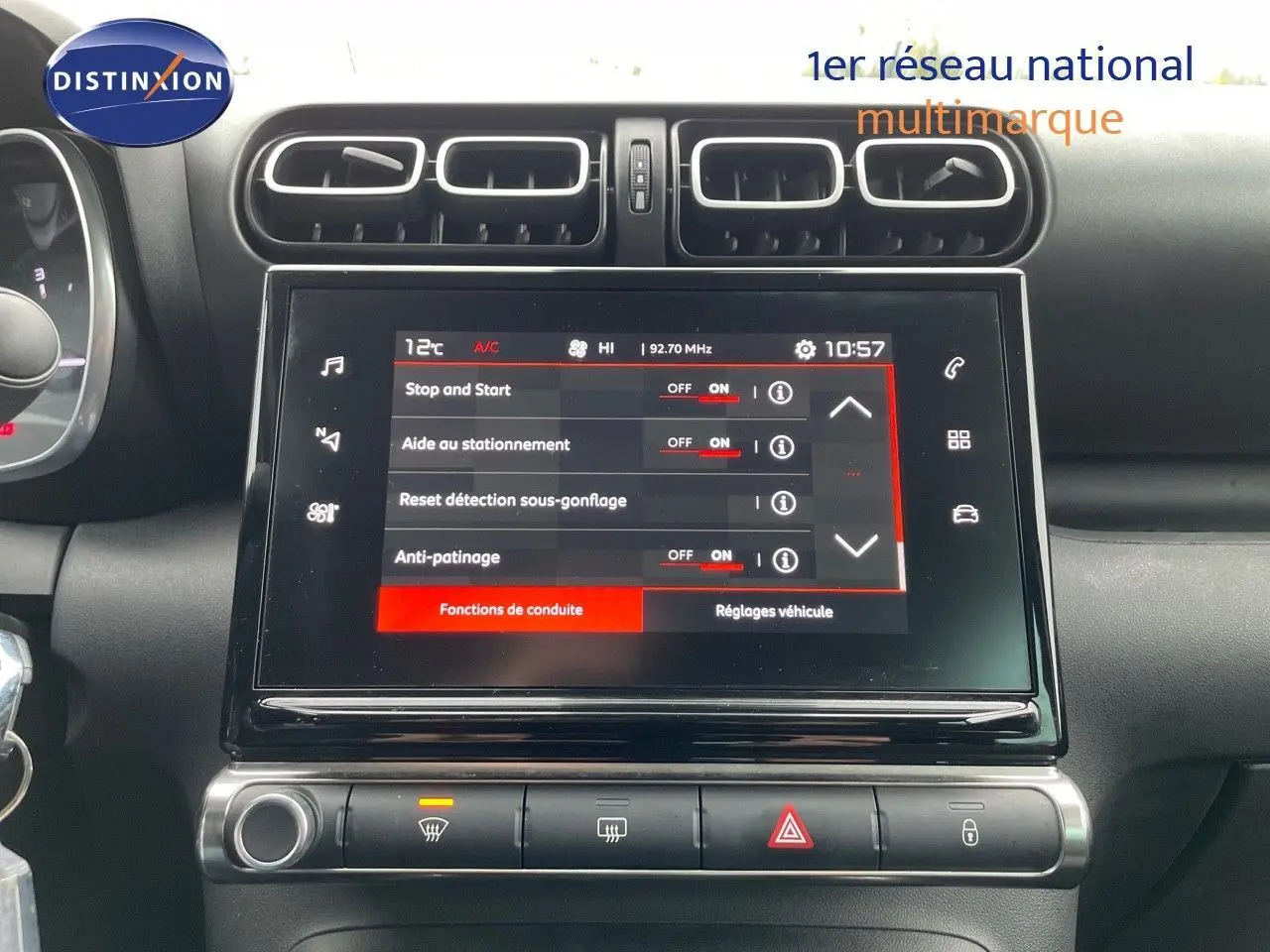 Vue rapprochée du tableau de bord du Citroën C3 Aircross 2023 noir perle métal, écran tactile affichant les réglages de conduite.