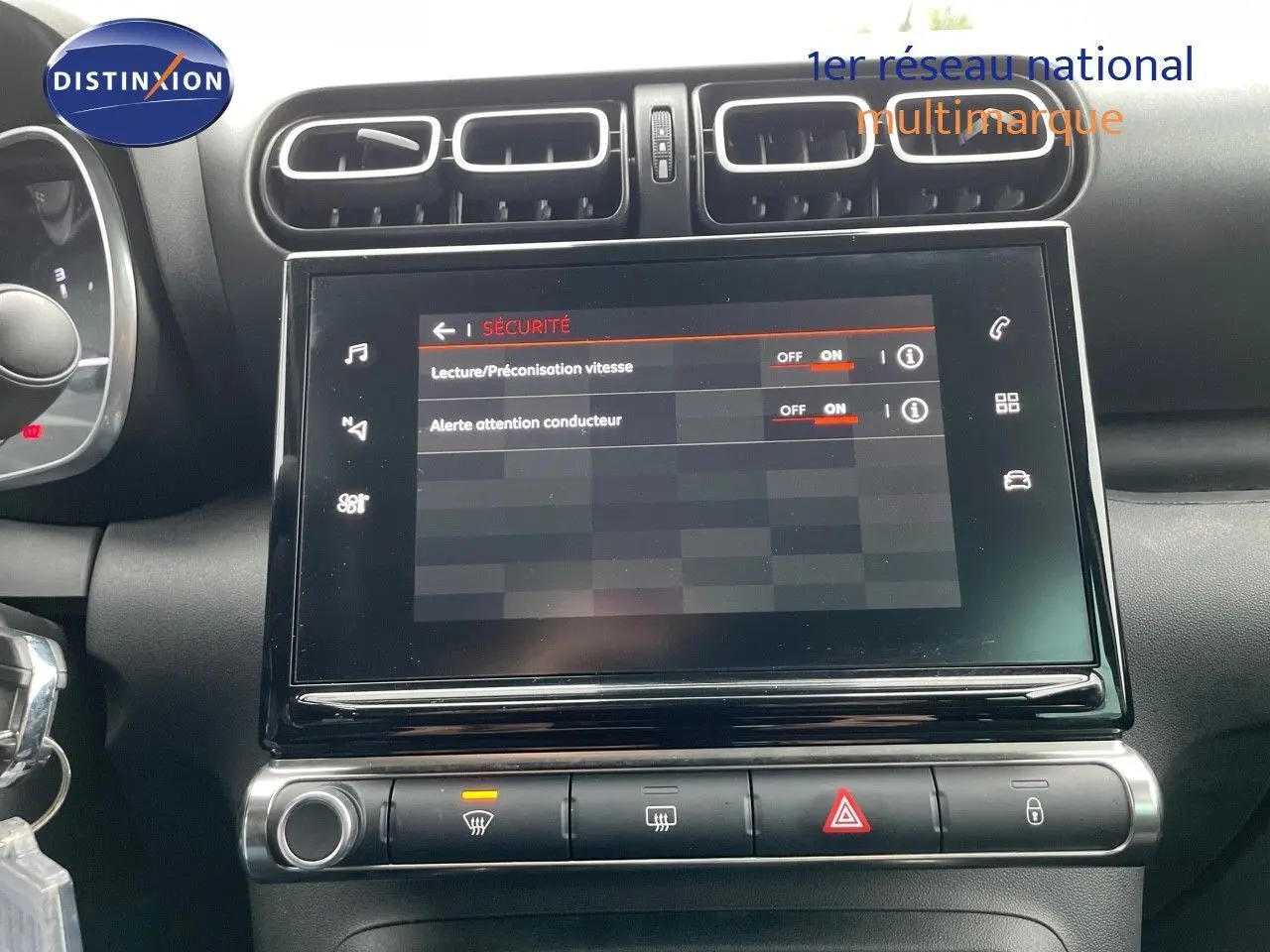 Écran tactile central du tableau de bord du Citroën C3 Aircross 2023, affichant les options de sécurité activées.