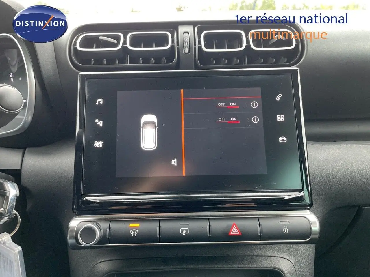 Écran tactile central allumé dans l'habitacle noir du Citroën C3 Aircross 2023, vue de face rapprochée.