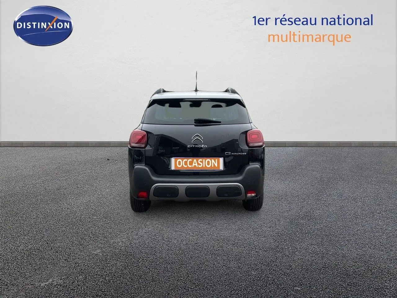Vue arrière d'un Citroën C3 Aircross noir perle métal avec logo et plaque "OCCASION" visible sur un sol gris.