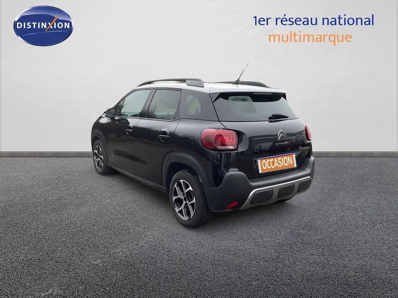 Vue 3/4 arrière droite d'un Citroën C3 Aircross noir perle métal avec jantes bi-ton et feux arrière LED.
