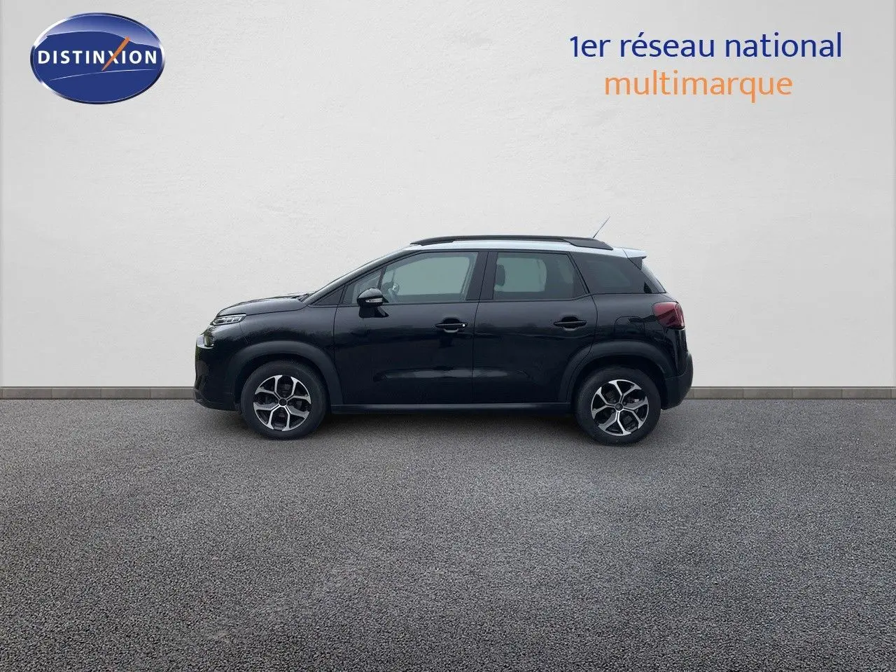 Profil côté gauche d'un Citroën C3 Aircross 2023 noir perle métal avec jantes bi-ton et toit noir.