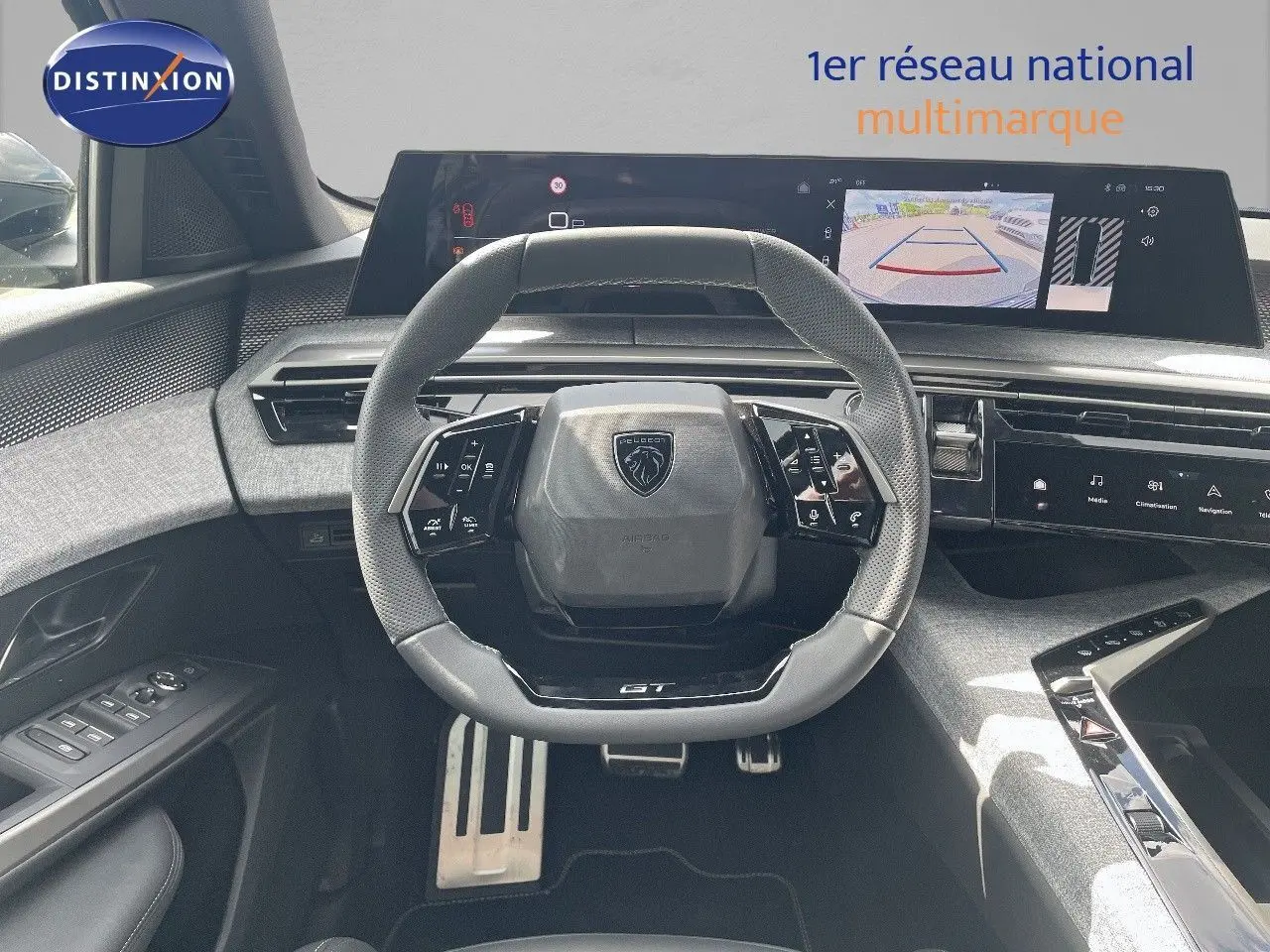 Vue intérieure centrée sur le volant GT et le tableau de bord numérique du Peugeot 5008 noir métal 2025.