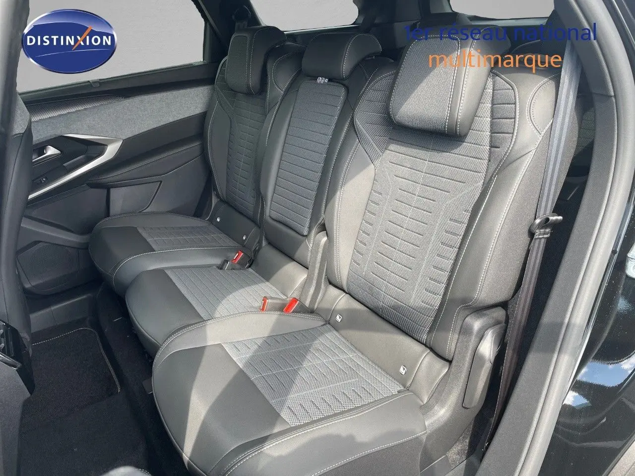 Vue intérieure côté droit sur la banquette arrière en cuir noir et tissu gris du Peugeot 5008 Hybrid 2025 noir métal.