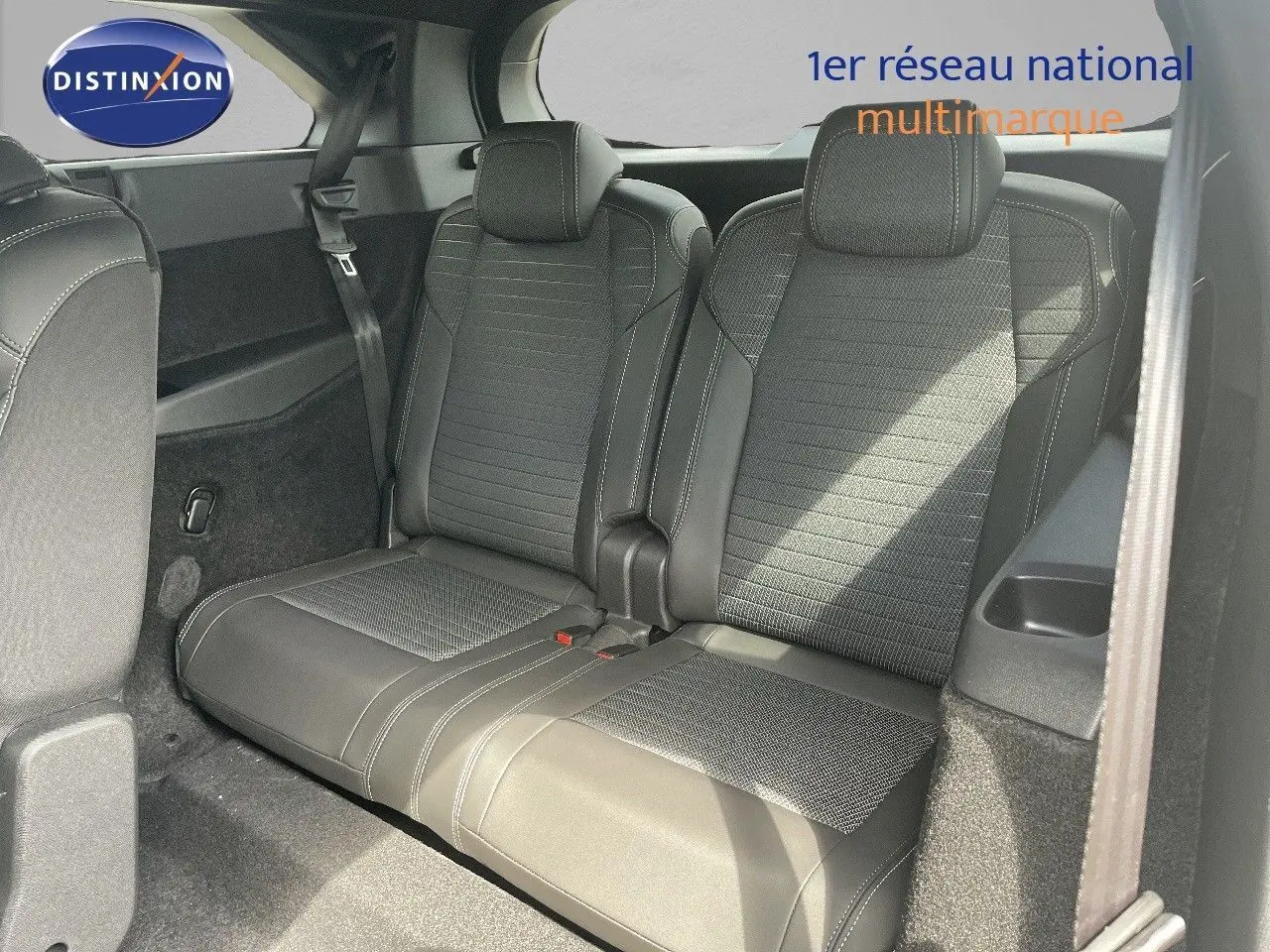 Vue intérieure sur la banquette arrière en cuir noir et tissu gris du Peugeot 5008 Hybrid 136ch GT 2025.