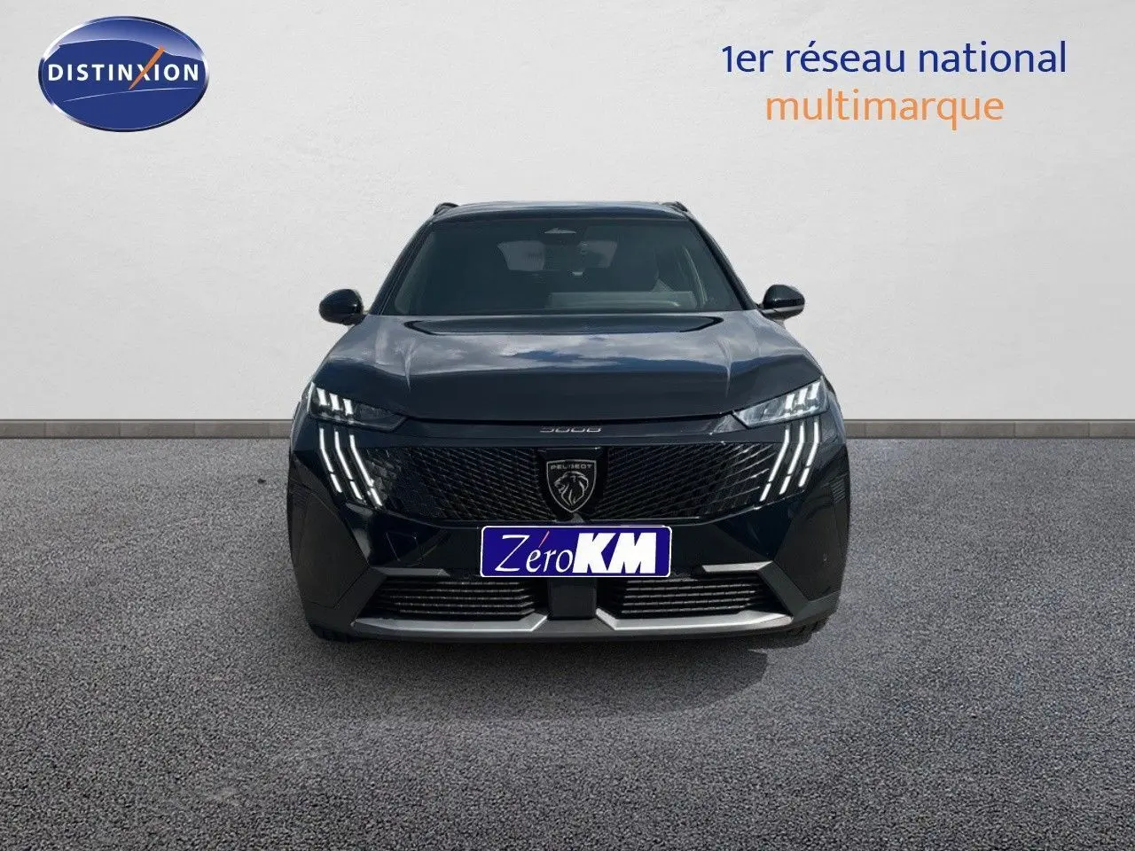 Vue de face du Peugeot 5008 HYBRID 136CH GT noir métal avec ses phares LED distinctifs allumés.