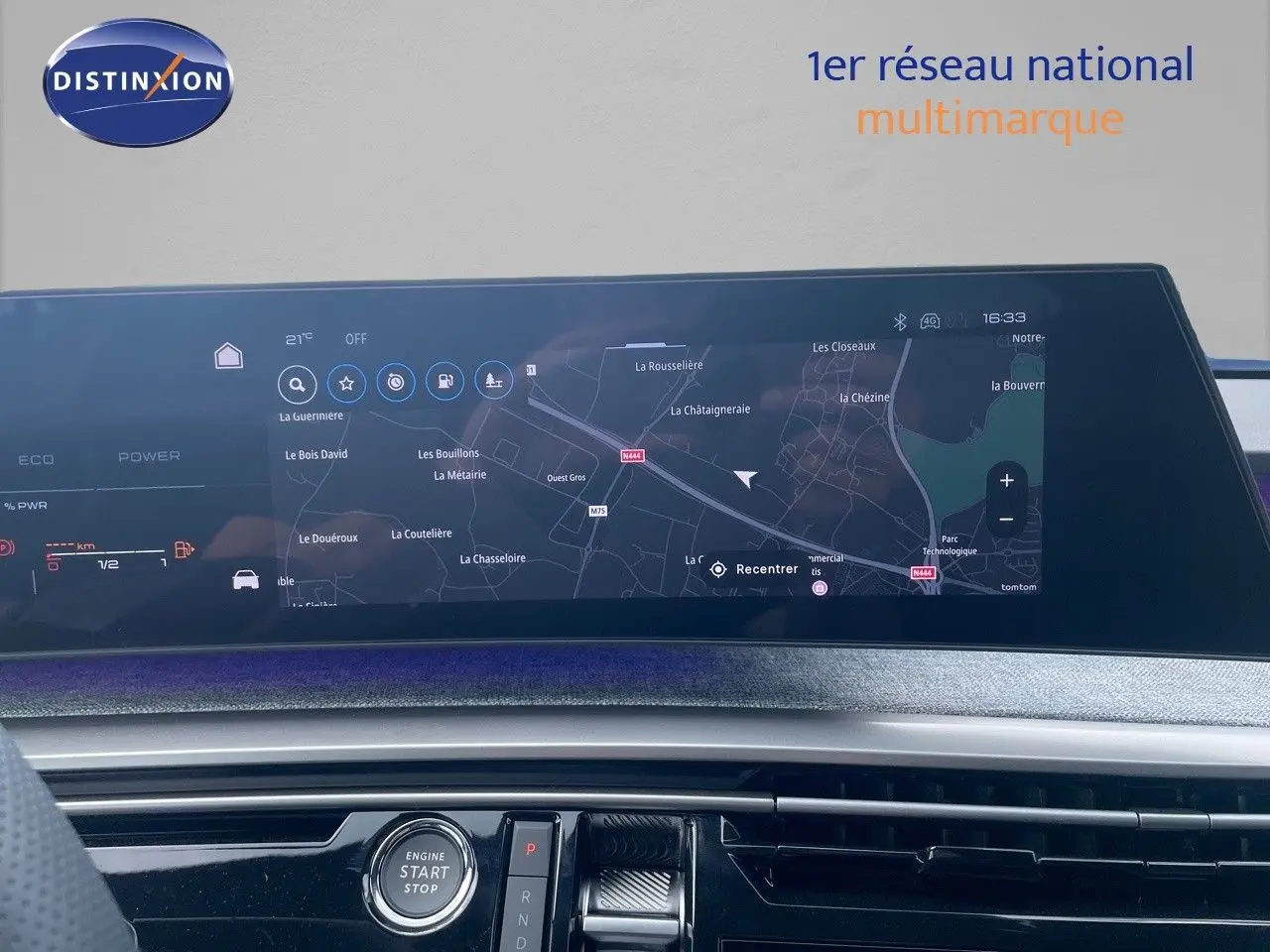 Écran tactile central avec navigation GPS dans l'habitacle d'un Peugeot 5008 noir métal, version hybride 2025.