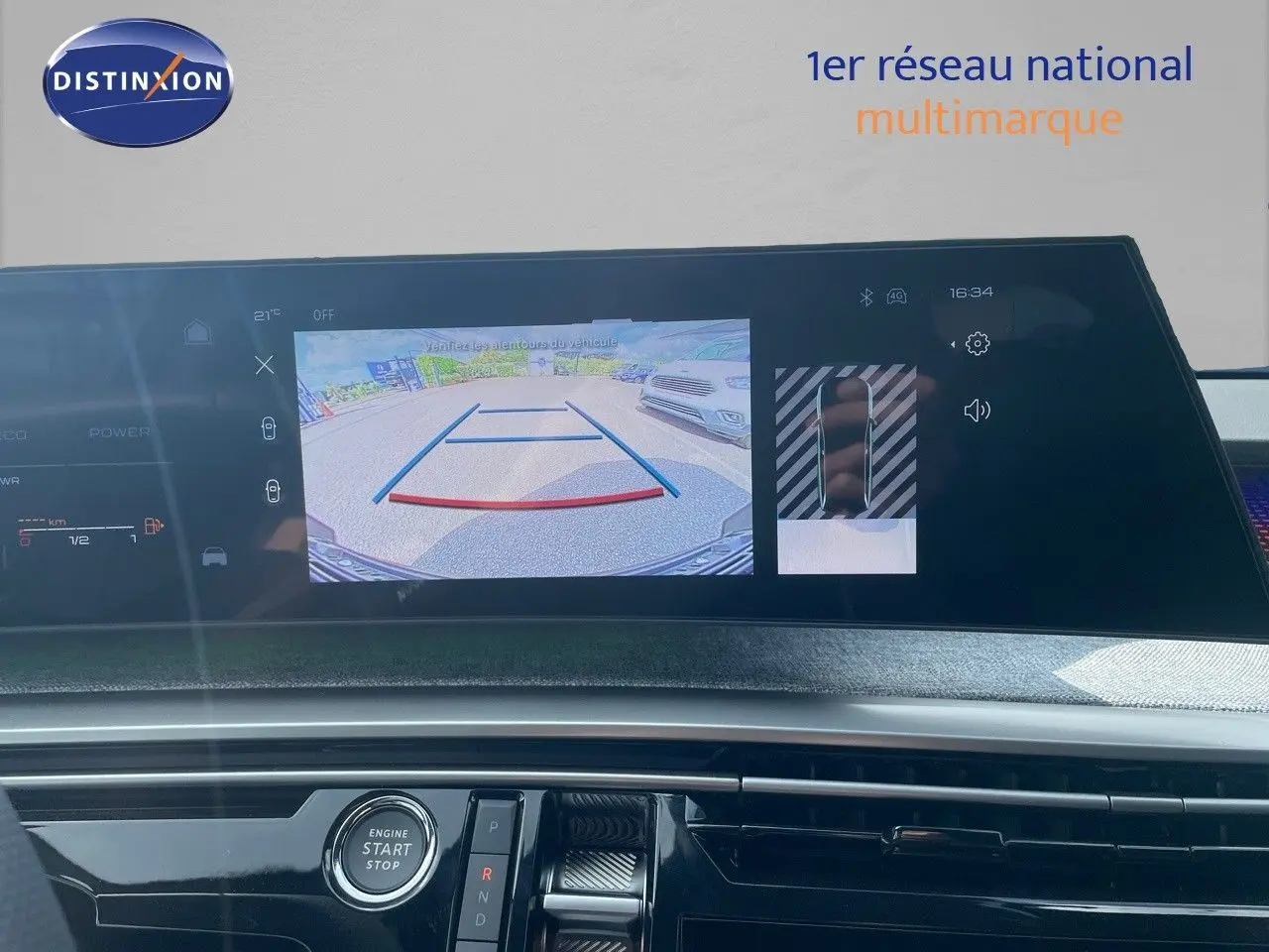 Écran central affichant la caméra de recul du Peugeot 5008 noir métal, avec tableau de bord et bouton start visible.