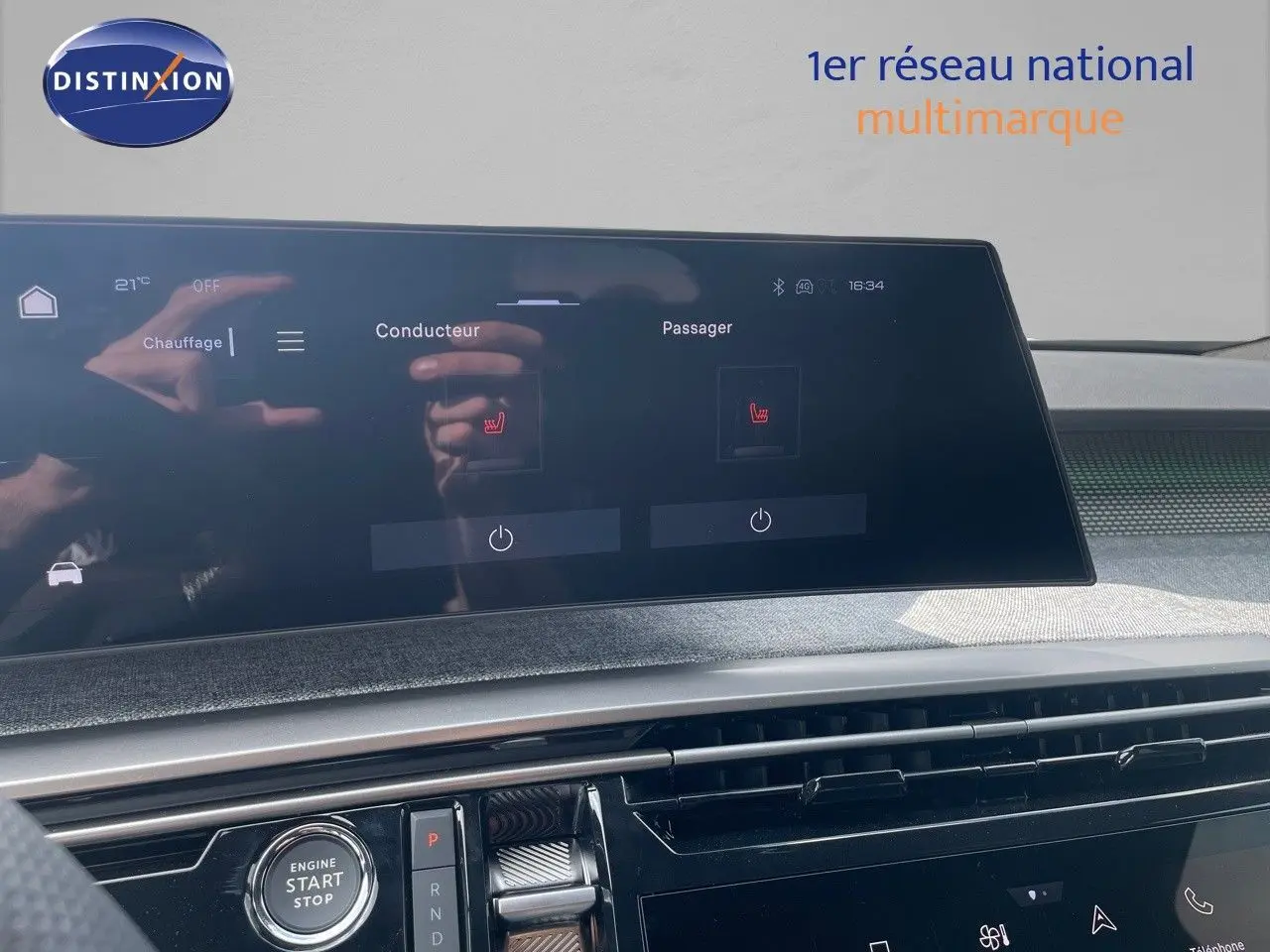 Vue intérieure du tableau de bord du Peugeot 5008 Hybrid 136ch GT 2025, avec écran tactile et commandes de chauffage.
