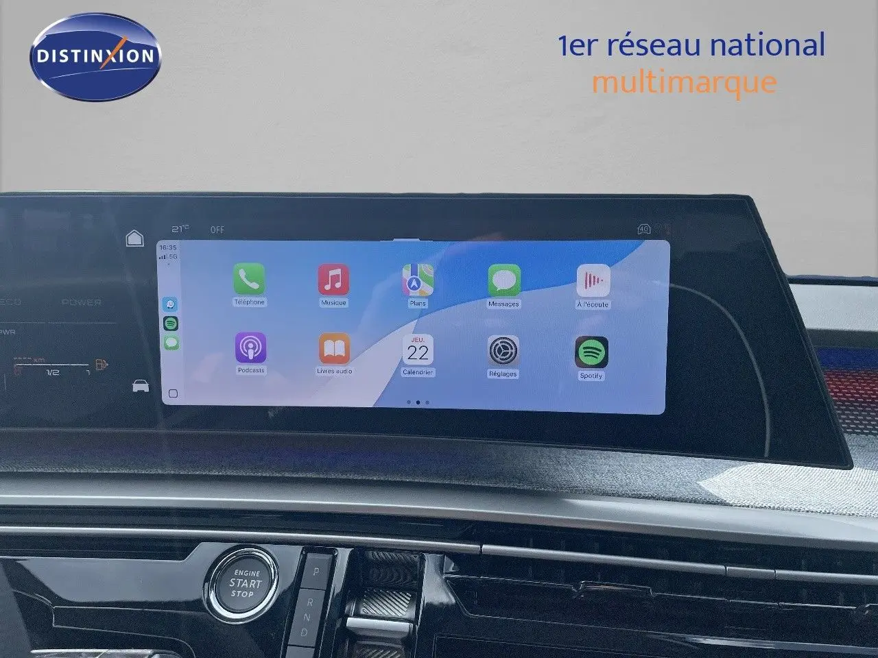 Écran tactile central allumé sur tableau de bord du Peugeot 5008 noir métal, vue intérieure frontale.