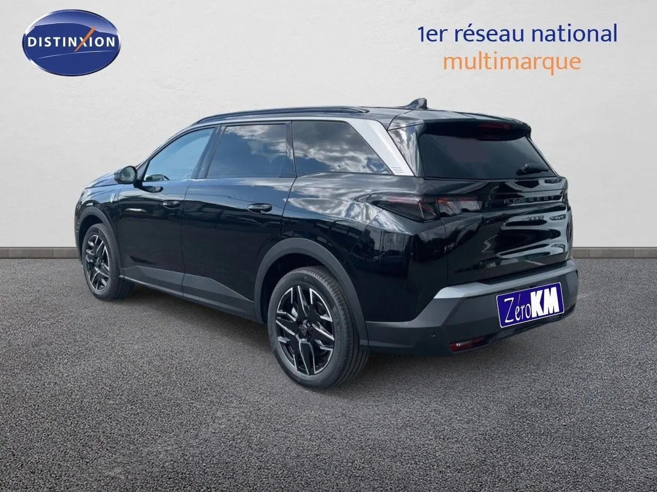 Peugeot 5008 Hybrid noir métal vu en 3/4 arrière droit, soulignant ses jantes noires et la silhouette moderne.