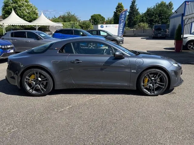 Vue 3/4 arrière droite d'une Alpine A110 1.8T 252 Légende gris acier avec jantes Fuchs 18'' et étriers Brembo jaunes.