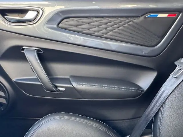 Vue 3/4 avant droite de l'Alpine A110 1.8T 252 Légende gris acier avec jantes Fuchs et étriers Brembo jaunes.