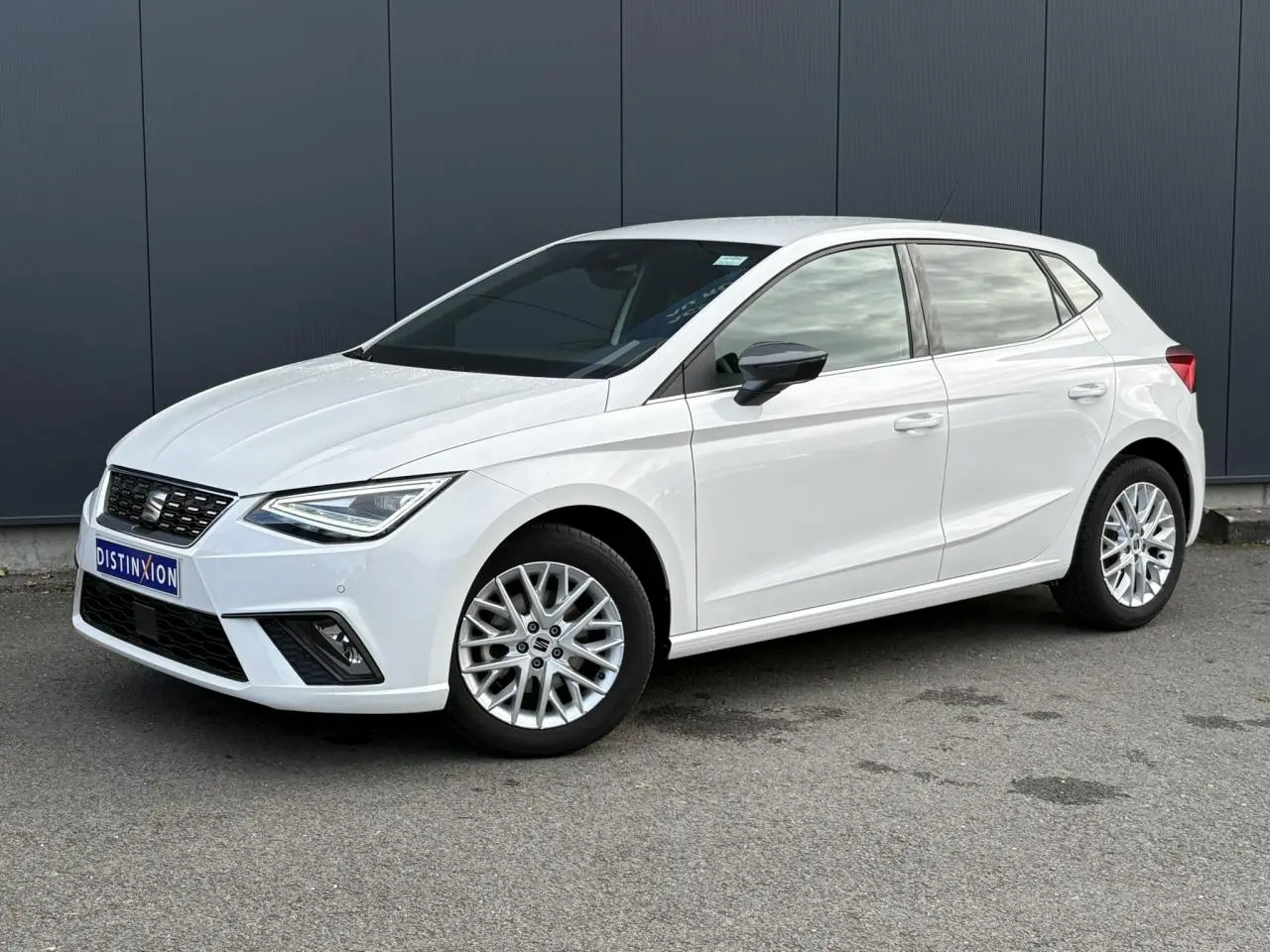 SEAT Ibiza TSI 115 Xcellence blanc vue 3/4 avant droit avec jantes alliage et phares LED triangulaires