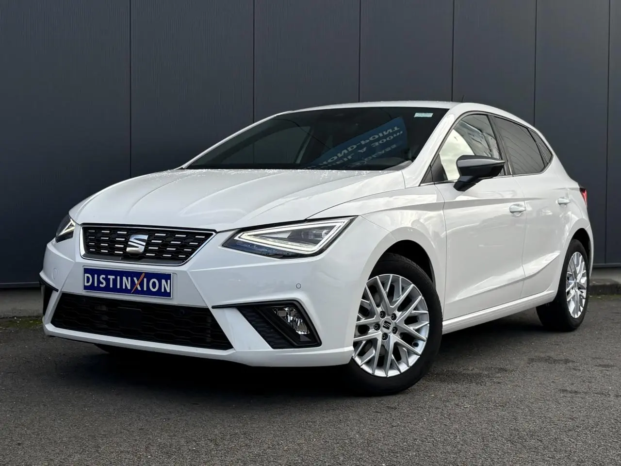 SEAT Ibiza blanc vue 3/4 avant droit avec jantes alliage et feux LED triangulaires distinctifs.
