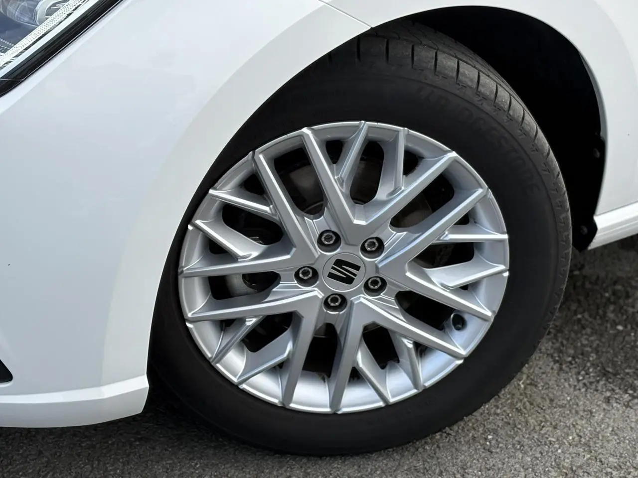 Gros plan sur la jante alliage 16 pouces argentée côté avant droit d'une SEAT Ibiza blanche 2025.