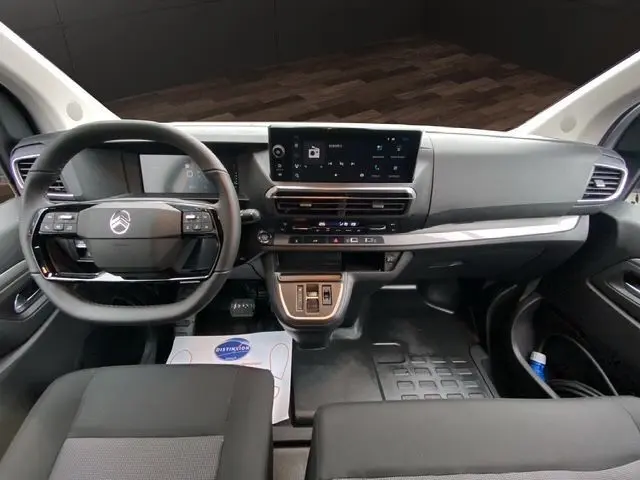 Vue intérieure du tableau de bord et volant du Citroën Jumpy XL 2025, avec écran tactile et finition noire moderne.