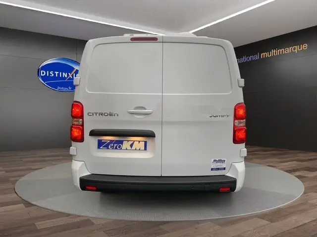 Vue arrière d’un utilitaire blanc Citroën Jumpy XL 2025 avec portes battantes fermées et feux rouges allumés.