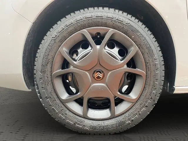 Gros plan sur la roue avant droite du Citroën Jumpy blanc 2025, mettant en valeur la jante spécifique avec logo Citroën central.