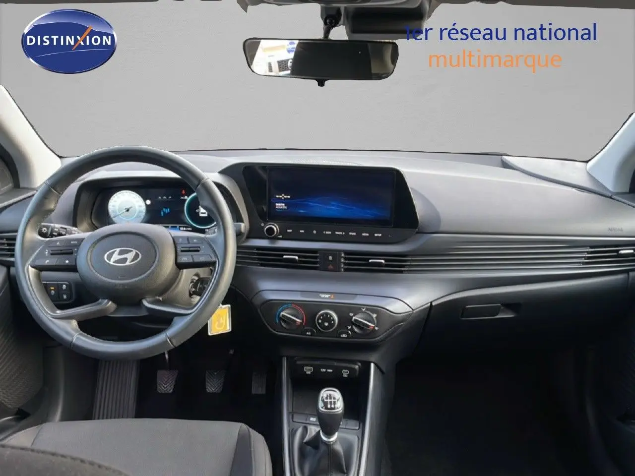 Vue intérieure avant de la Hyundai i20 2025 Bleu Vibrant Metal, tableau de bord moderne avec écran tactile et boîte manuelle.