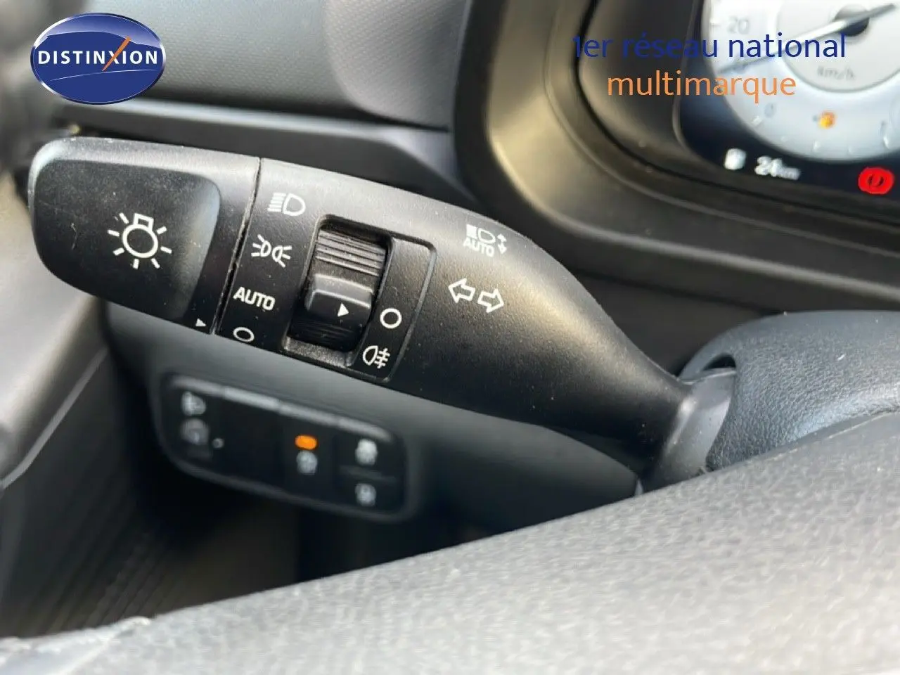 Gros plan sur la commande des feux et clignotants dans l’habitacle d’une Hyundai i20 2025 Bleu Vibrant Metal.