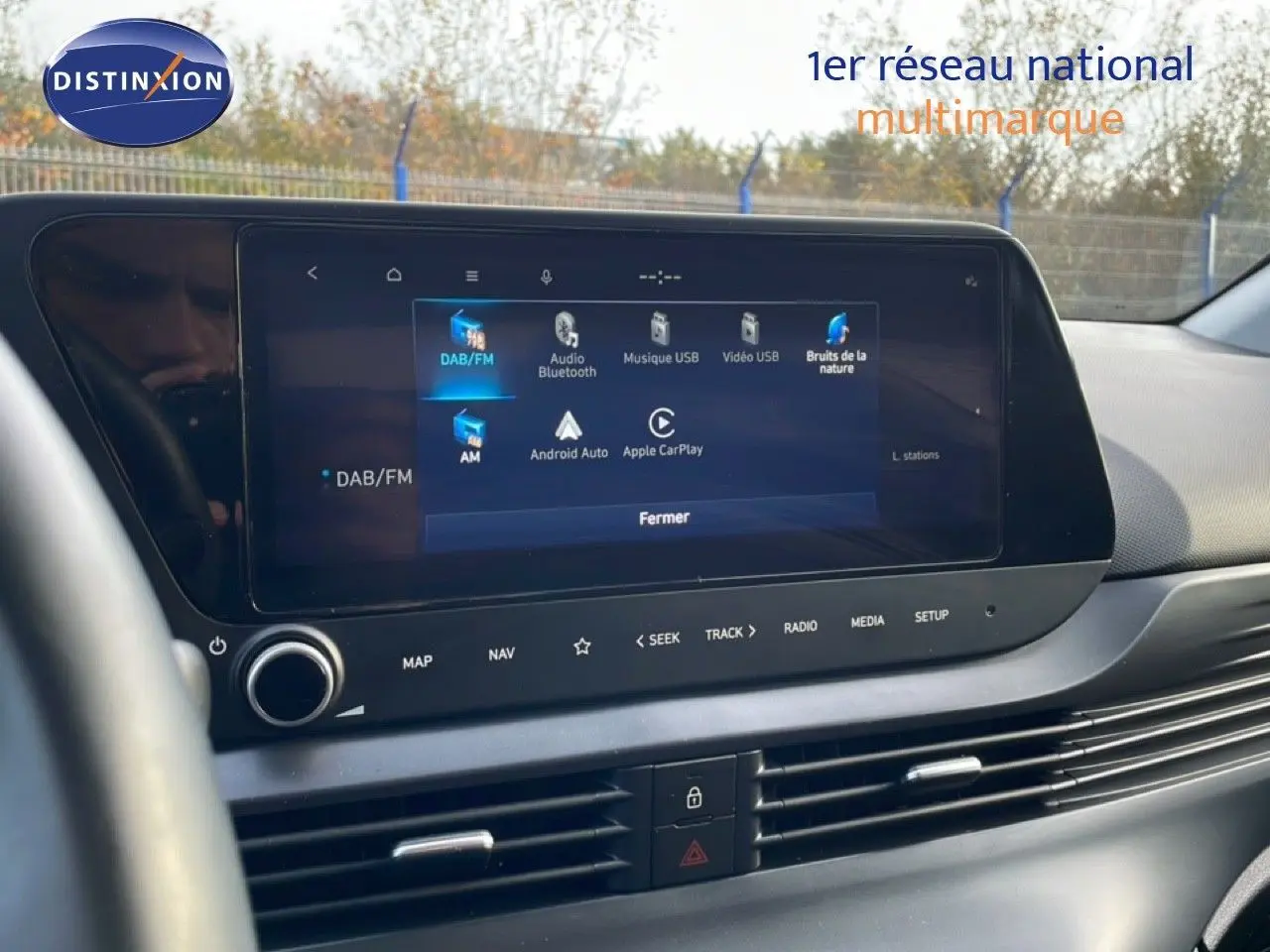 Vue intérieure du tableau de bord de la Hyundai i20 2025, écran tactile central affichant les options multimédia.