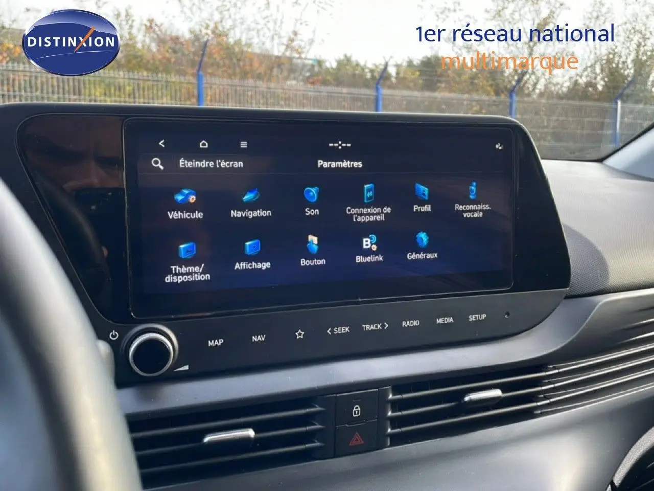 Vue intérieure du tableau de bord de la Hyundai i20 2025, écran tactile central affichant les paramètres du véhicule.