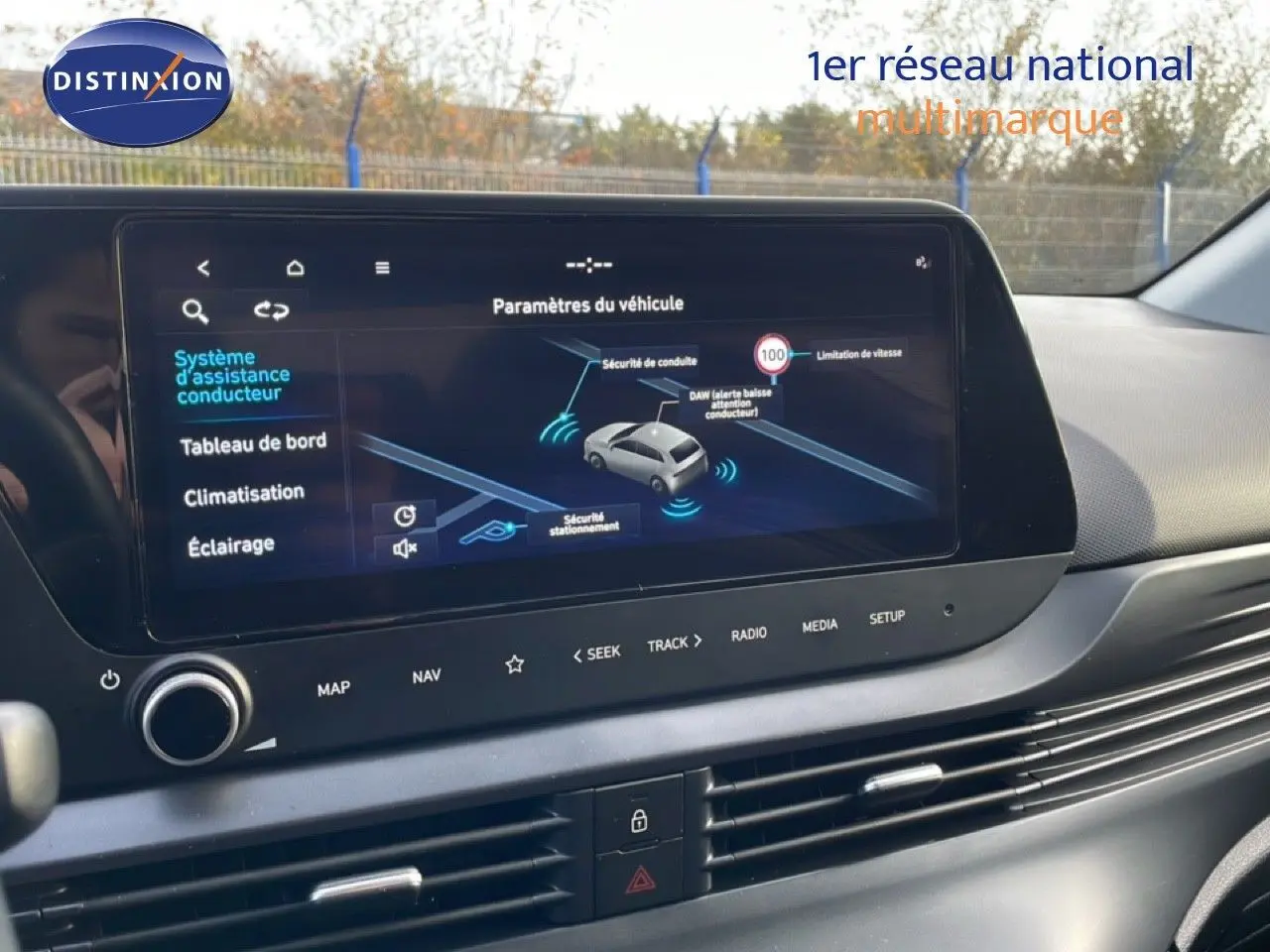 Vue intérieure centrée sur l'écran tactile du tableau de bord du Hyundai i20 2025, affichant les paramètres d'assistance conducteur.
