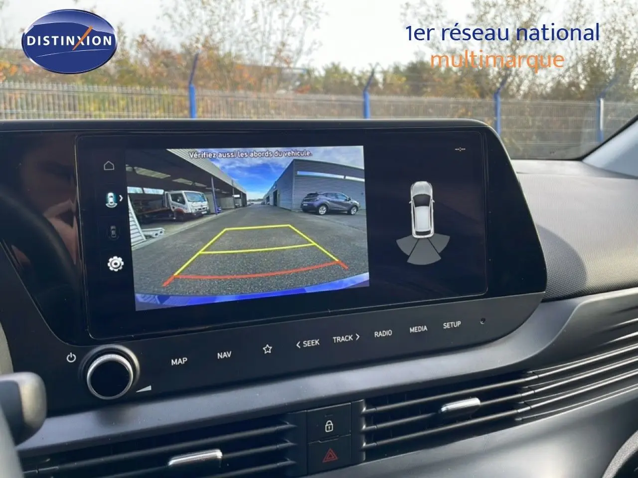 Vue intérieure centrée sur l'écran tactile affichant la caméra de recul de la Hyundai i20 2025 en Bleu Vibrant Metal.