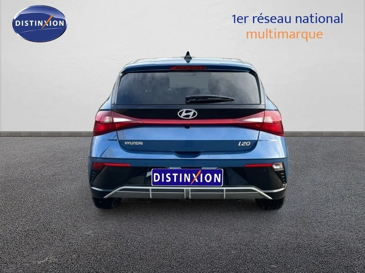 Vue arrière d'une Hyundai i20 2025 Bleu Vibrant Metal, mettant en valeur ses feux LED et sa ligne épurée.