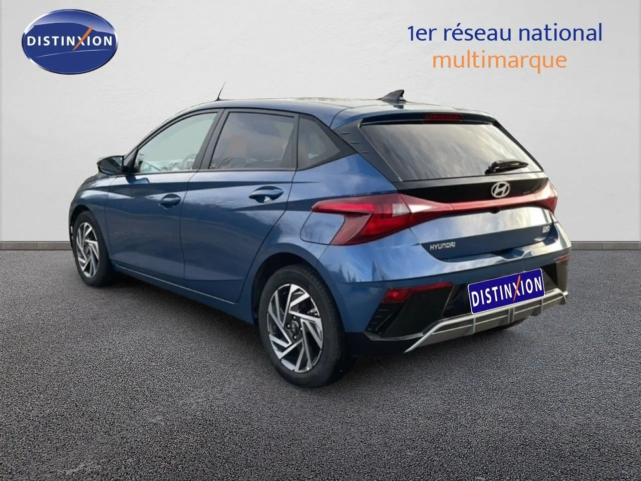 Vue 3/4 arrière droite d'une Hyundai i20 2025 Bleu Vibrant Metal avec feux LED et jantes alliage distinctives.