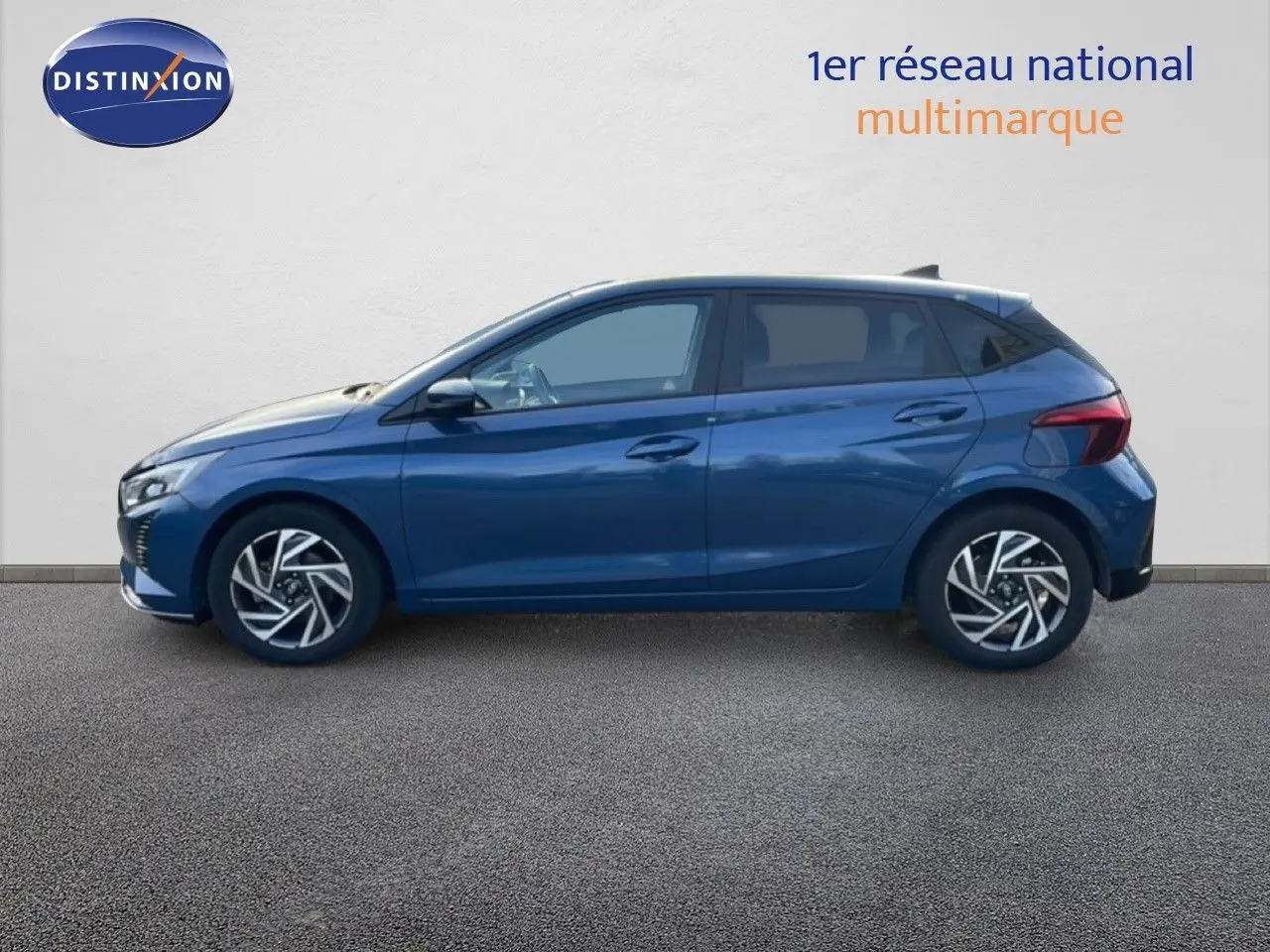 Profil droit d'une Hyundai i20 2025 Bleu Vibrant Metal, compacte 5 portes avec jantes alliage au design moderne.