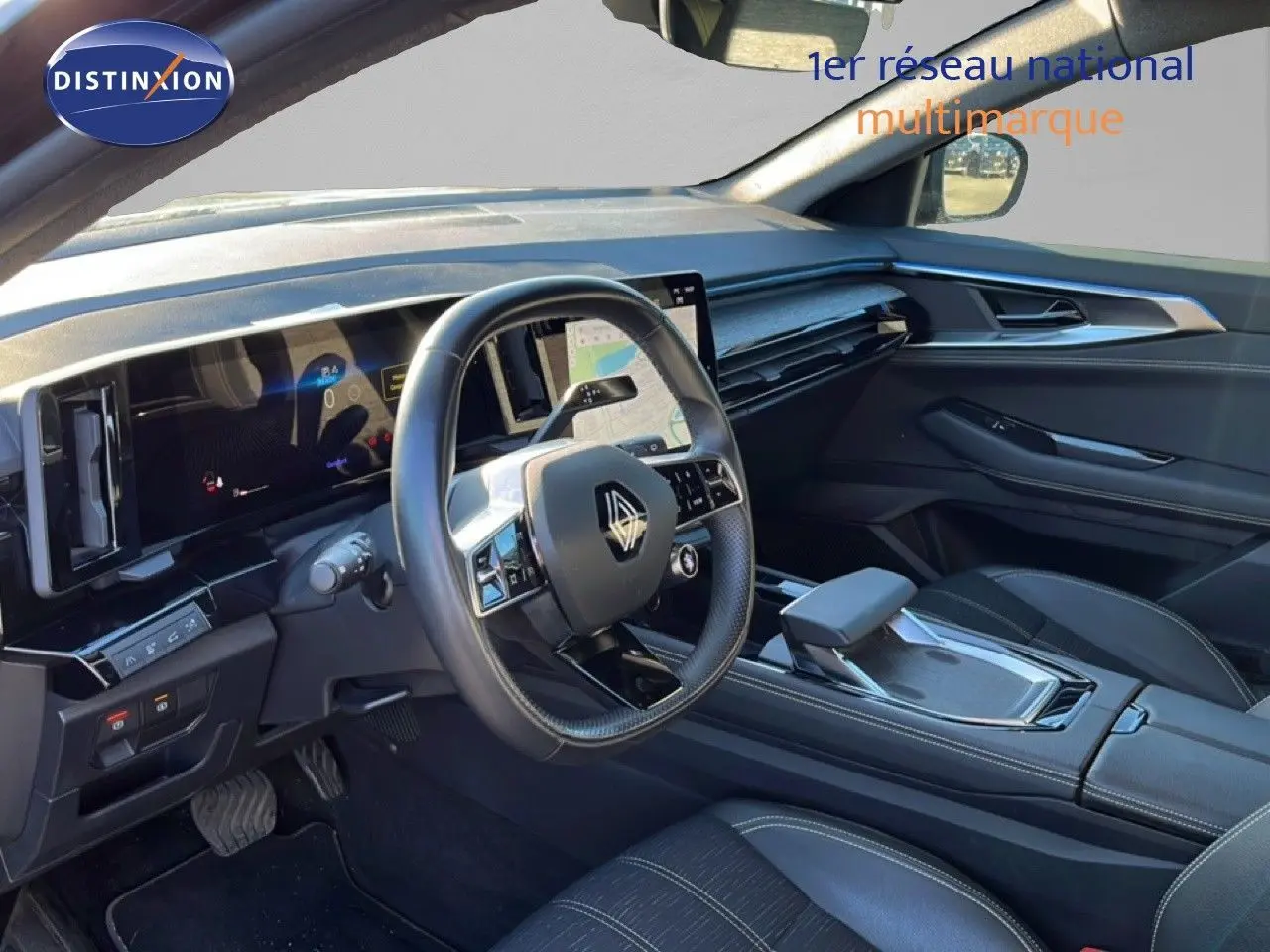 Vue intérieure côté conducteur du Renault Austral 2023 noir étoile métal, avec tableau de bord numérique et écran central tactile.