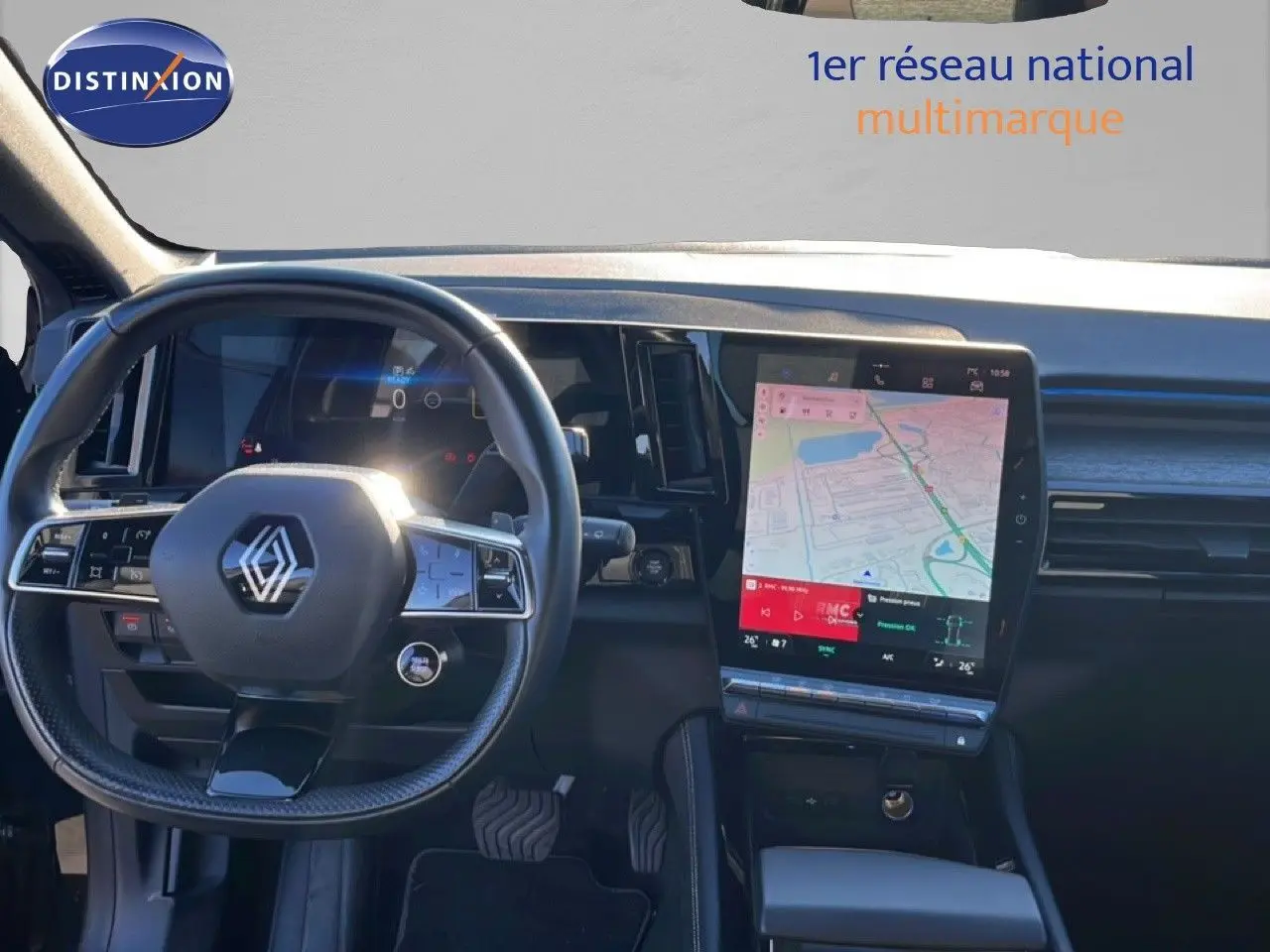 Vue intérieure du tableau de bord du Renault Austral noir étoile métal 2023, avec écran tactile central affichant la navigation.