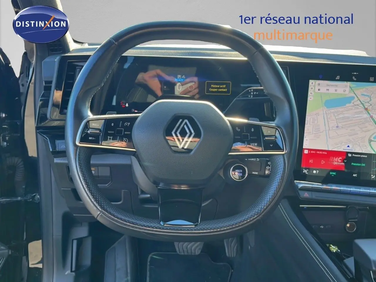 Vue rapprochée du volant noir et du tableau de bord digital du Renault Austral 2023 en version hybride.