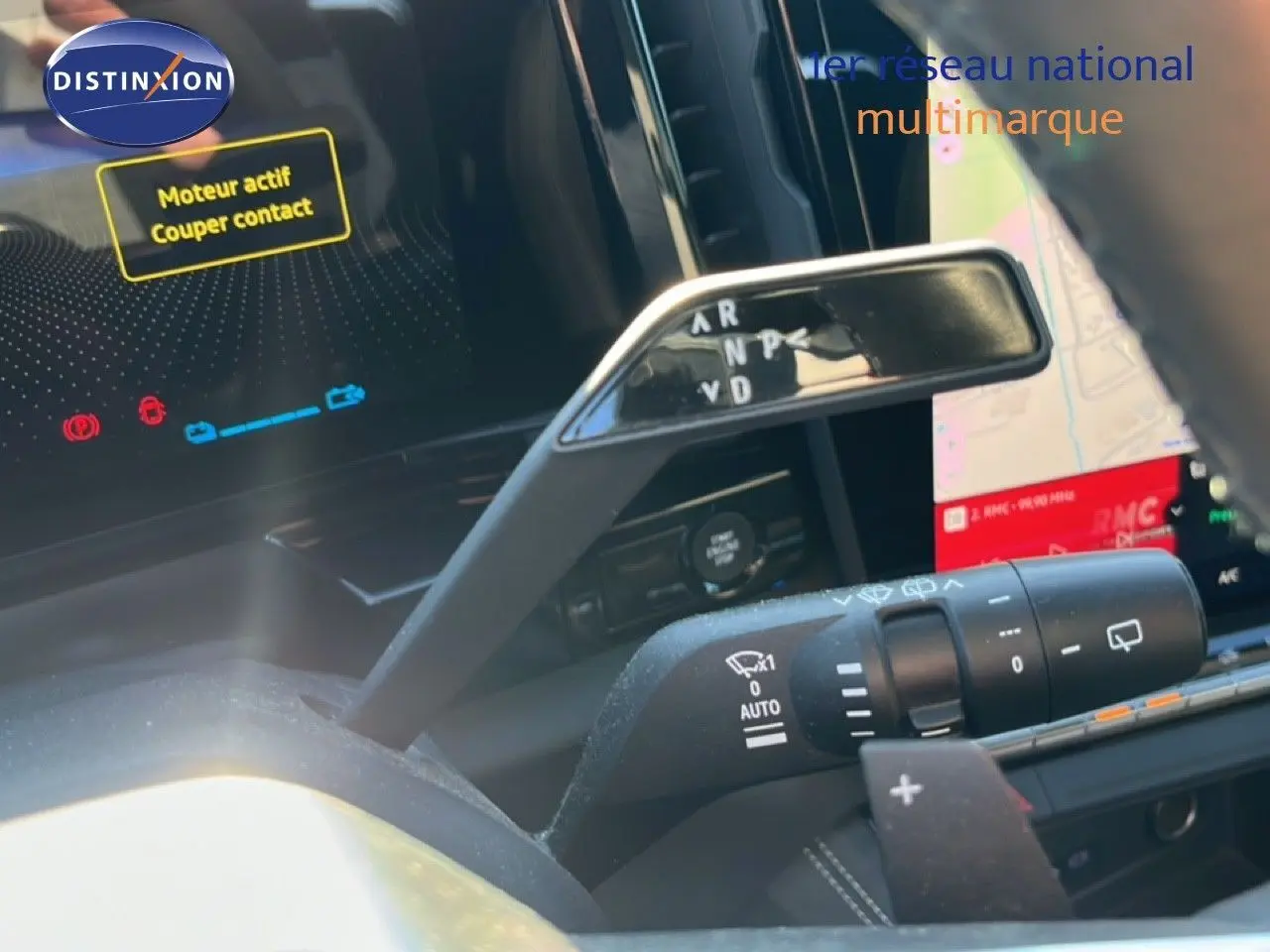 Gros plan sur la commande de boîte automatique et les commandes au volant du Renault Austral noir étoile métal 2023.