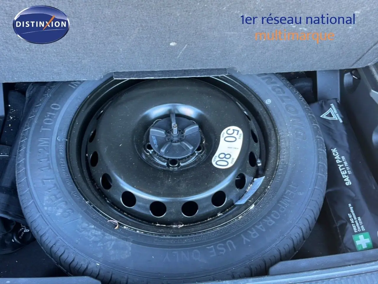 Roue de secours noire en gros plan dans le coffre d’un Renault Austral 2023 noir étoile métal.