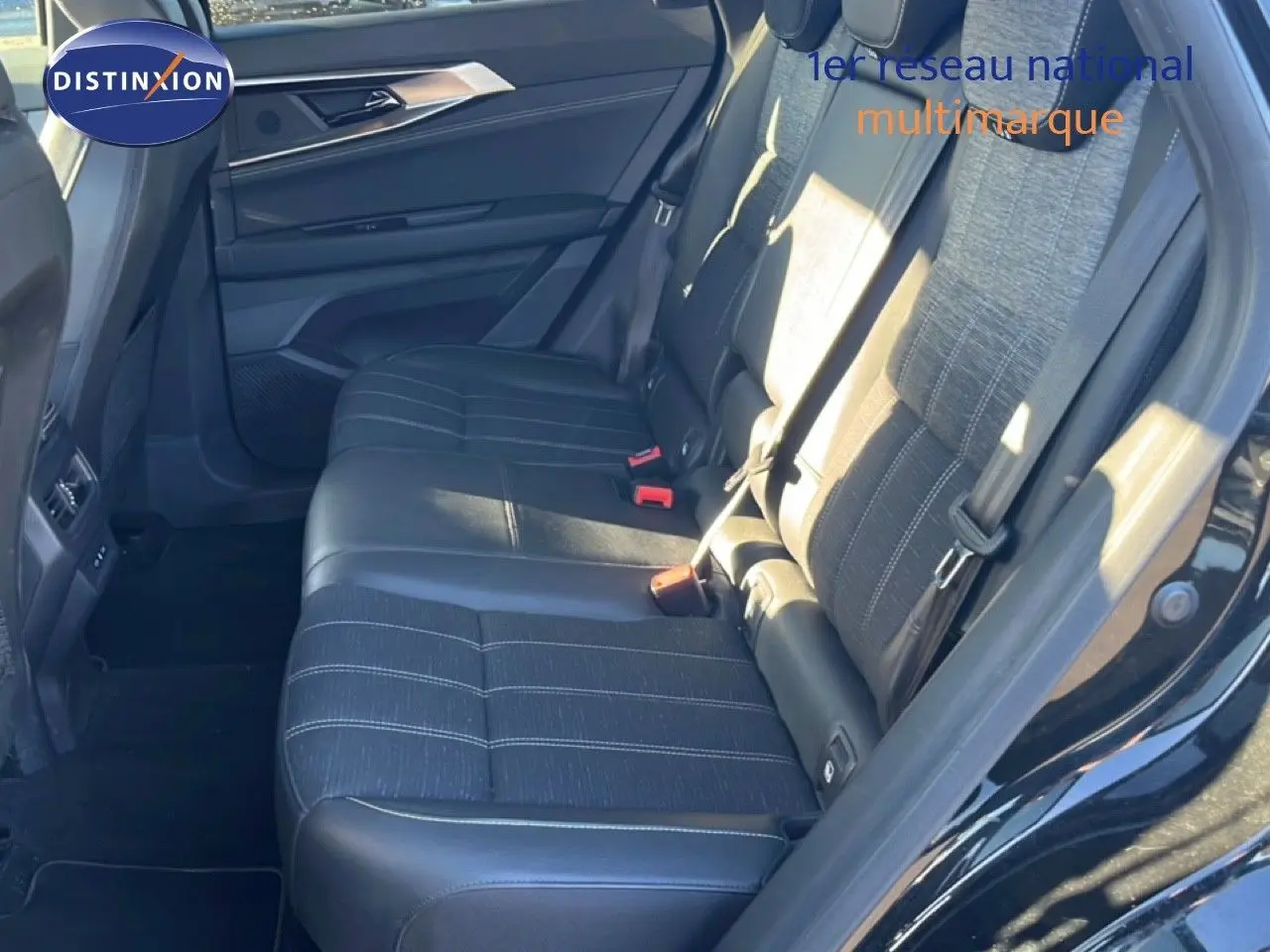 Vue intérieure côté droit des sièges arrière du Renault Austral noir étoile métal avec sellerie tissu et cuir, éclairage naturel.