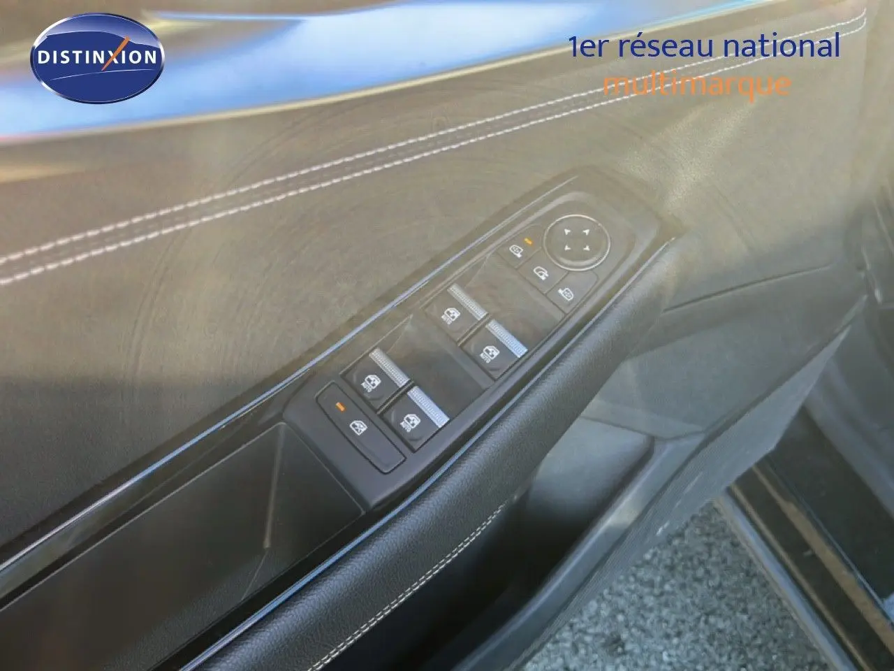 Détail de la porte côté gauche du Renault Austral noir étoile métal, montrant les commandes des vitres et rétroviseurs.