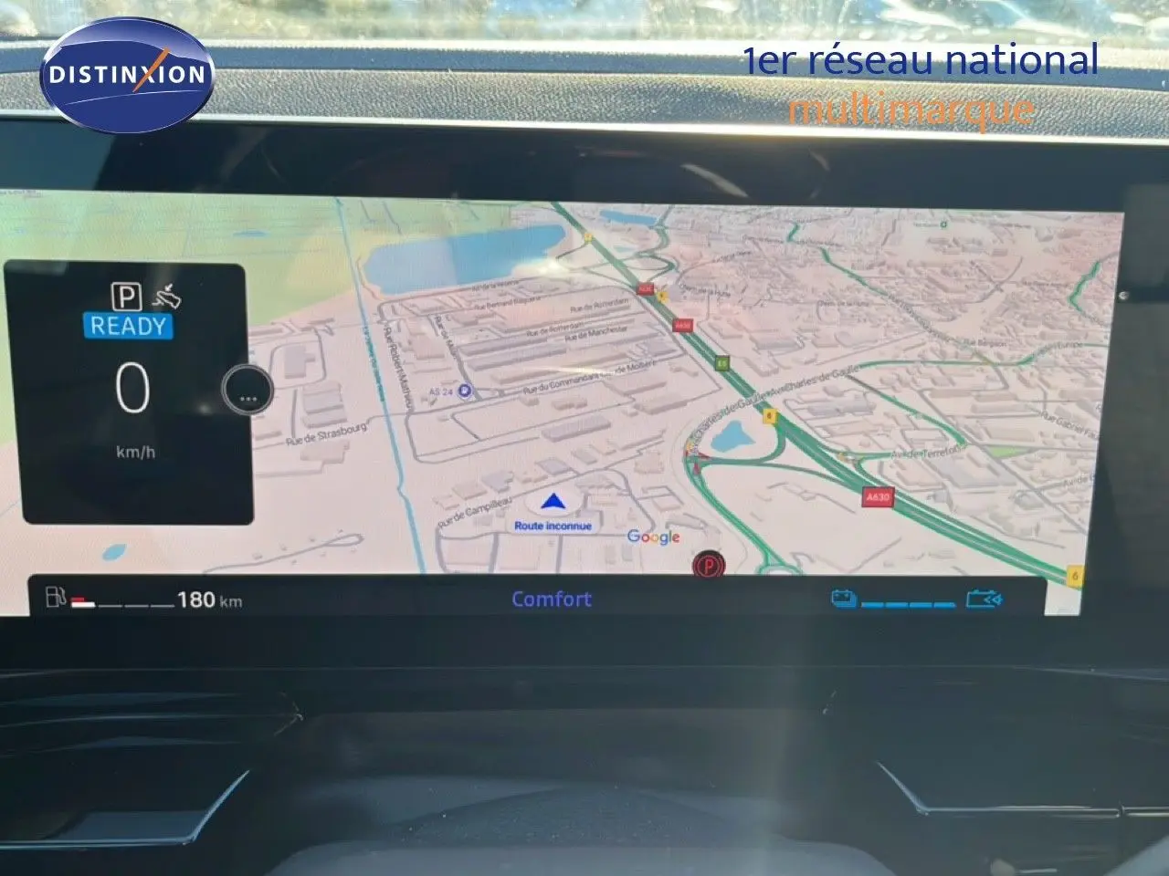 Tableau de bord du Renault Austral noir étoile métal 2023, affichage numérique avec navigation et vitesse à l'arrêt.