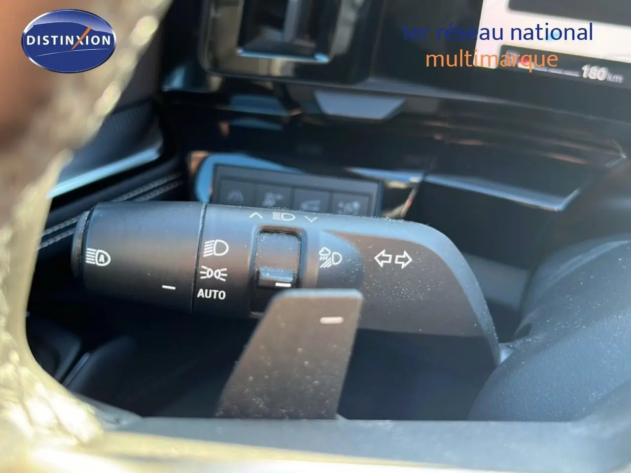 Gros plan sur la commande des feux et clignotants côté gauche du volant du Renault Austral noir étoile métal 2023.