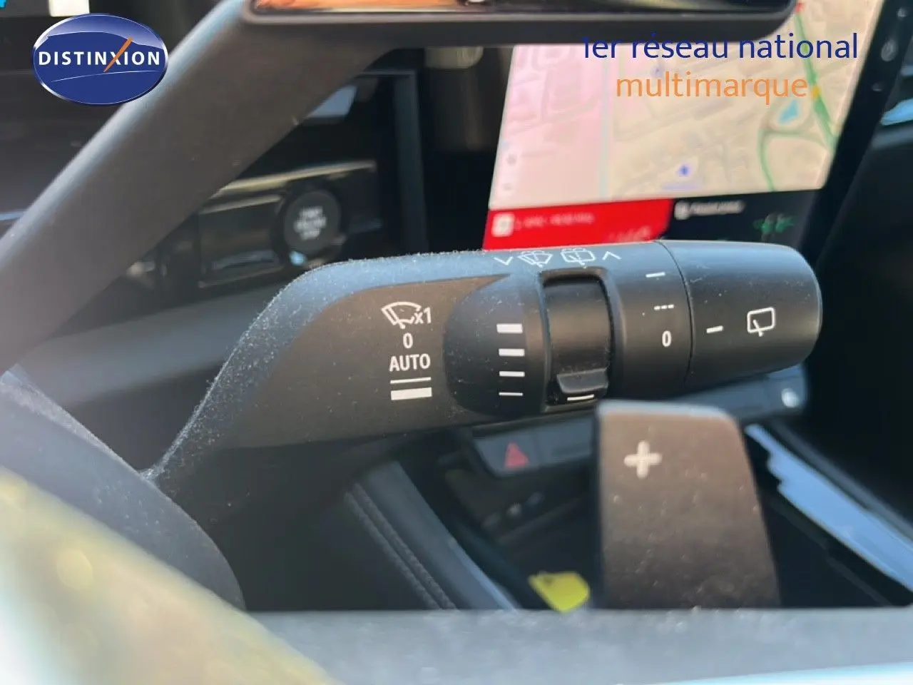 Gros plan sur la commande d’essuie-glace côté droit dans l’habitacle noir du Renault Austral 2023.