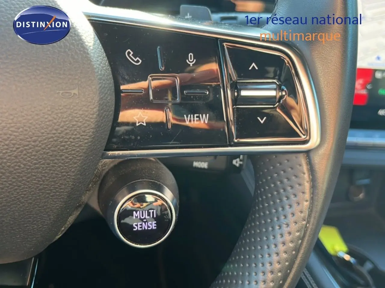 Gros plan sur le volant cuir perforé du Renault Austral noir étoile métal avec commandes multifonctions et bouton Multi Sense.