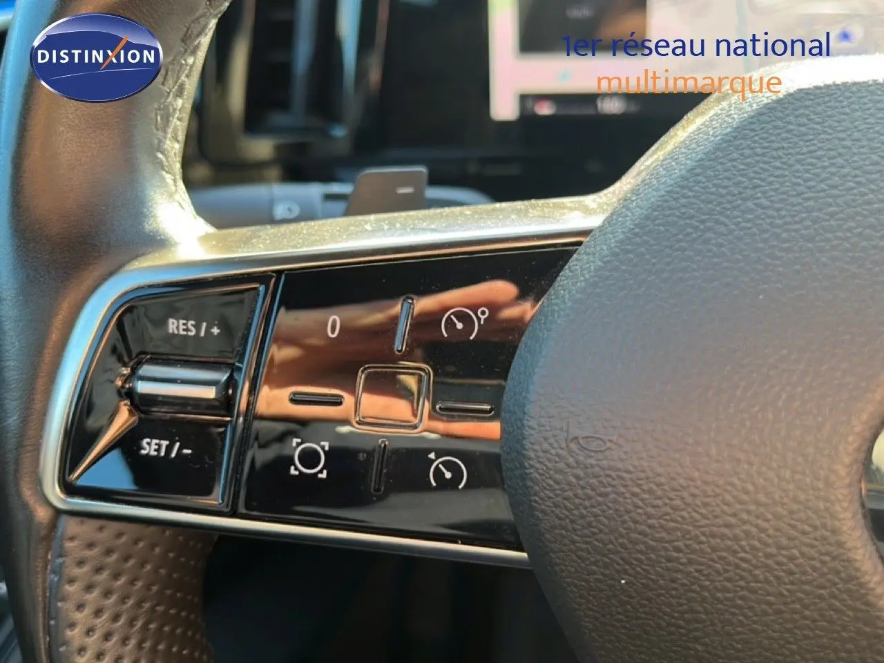 Gros plan sur les commandes à gauche du volant du Renault Austral noir étoile métal, mettant en valeur les boutons de régulateur de vitesse.