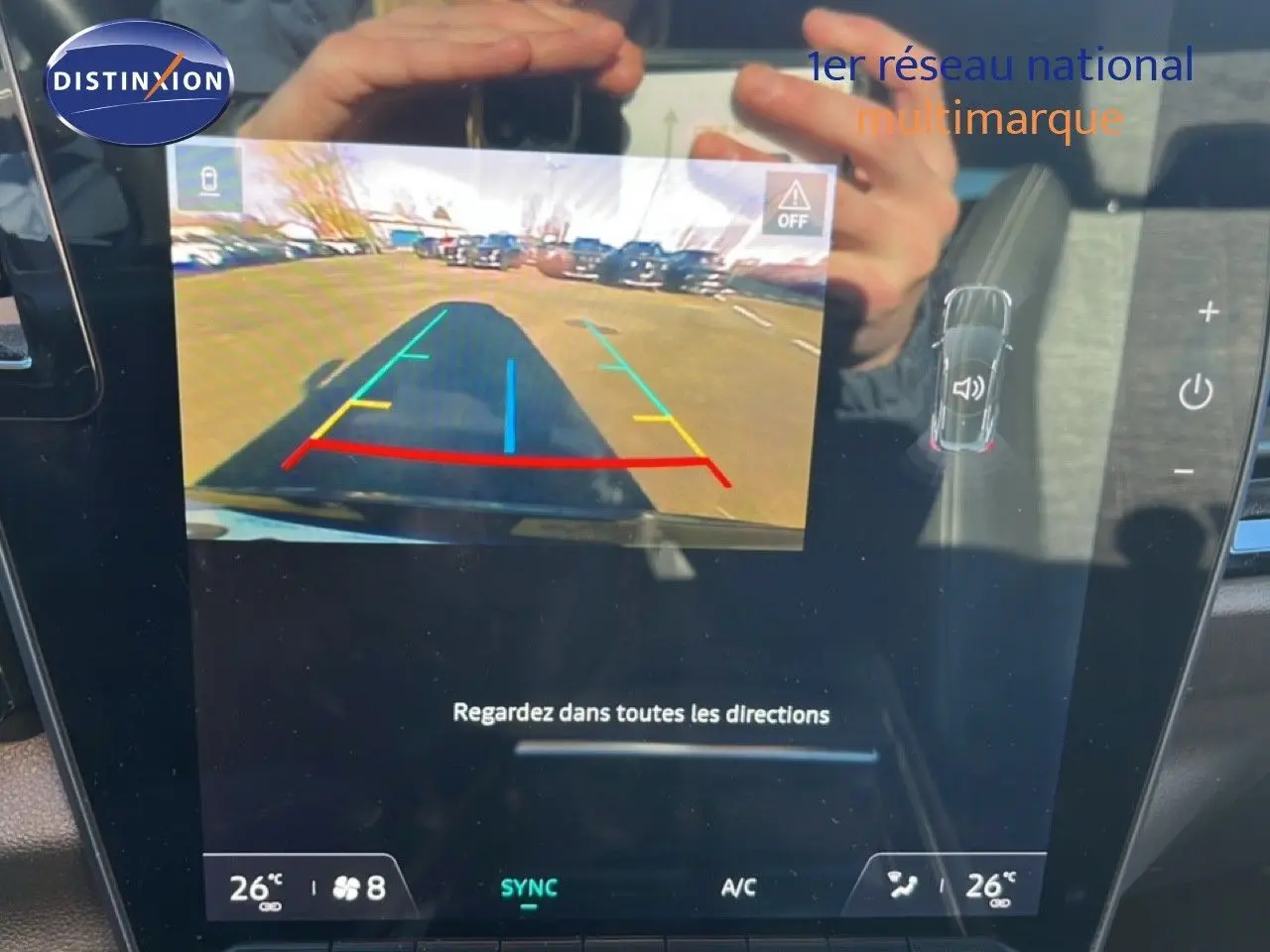 Écran de caméra de recul de la Renault Austral noir étoile métal, vue intérieure sur le tableau de bord.