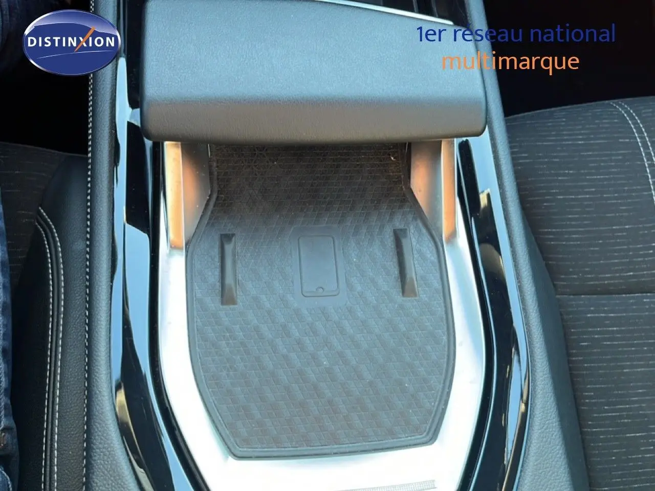 Gros plan sur la console centrale noire avec surface antidérapante et accoudoir du Renault Austral 2023.