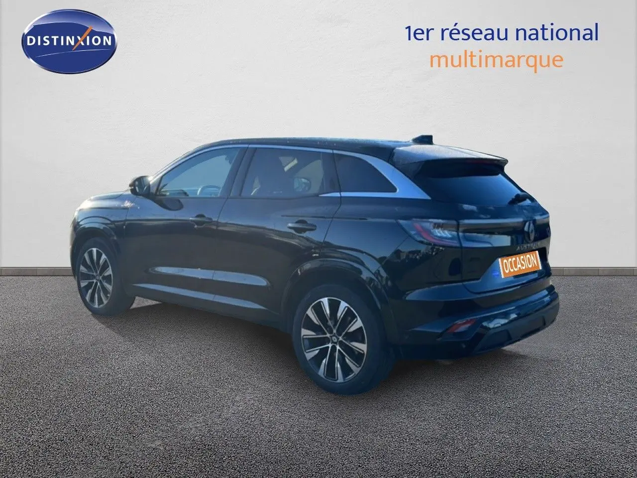 Vue 3/4 arrière droite d'un Renault Austral noir étoile métal avec jantes alliage et vitres teintées.