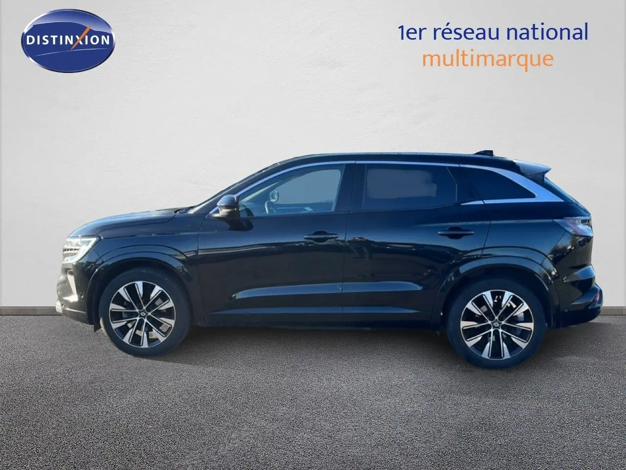 Vue latérale droite du Renault Austral noir étoile métal 2023 avec jantes alliage et lignes épurées.